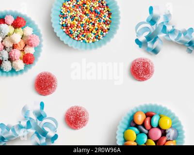 Tazze di carta blu piene di palle di zucchero per decorare le torte Foto Stock