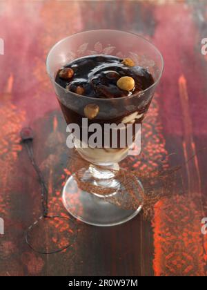 Mousse di Carouba su crema di latte di riso e nocciole aromatizzate alla vaniglia Foto Stock