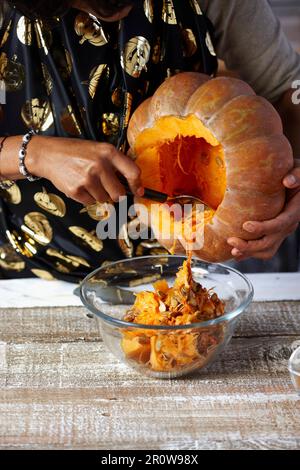 Estrarre i semi dalla zucca Foto Stock