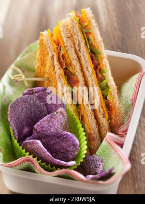 Cheddar e pancetta toasted club sandwich, barbabietole croccanti Foto Stock