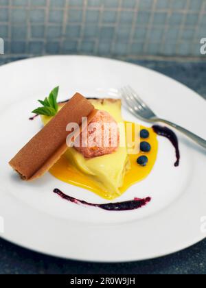 Fetta di crostata di limone e gelato al petalo di rosa Foto Stock