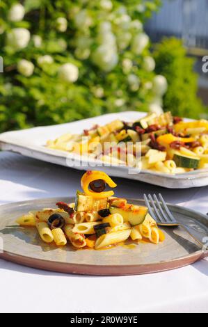 Pasta, zucchine e insalata di pomodoro essiccata al sole Foto Stock