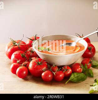 Zuppa di pomodoro con crema e basilico Foto Stock