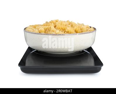 Bilancia da cucina moderna con ciotola di pasta cruda isolata su bianco Foto Stock