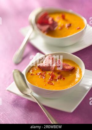 Crema di zuppa di carote con patatine di barbabietole Foto Stock