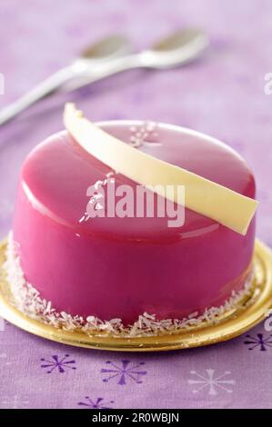 In estate la mousse di frutta bianca e torta al cioccolato Foto Stock