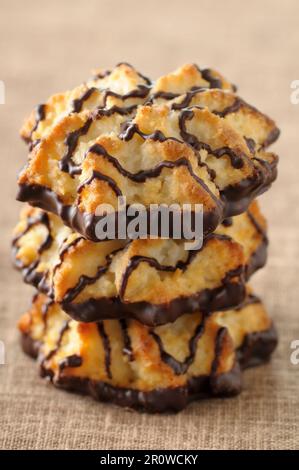 Tre impilate le noci di cocco e cioccolato Rochers Foto Stock