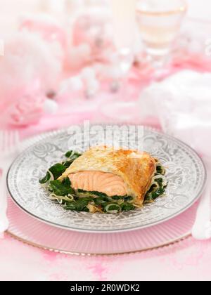 Salmone in crosta di pasta sfoglia e fonduta di spinaci Foto Stock