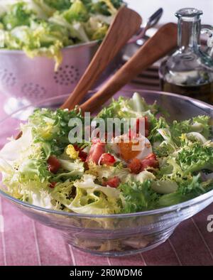 Lattuga di cicoria con pancetta a dadini e un uovo sodo Foto Stock