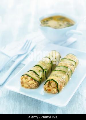 Cannelloni di zucchine alla tempea in besciamella con curry e coriandolo Foto Stock
