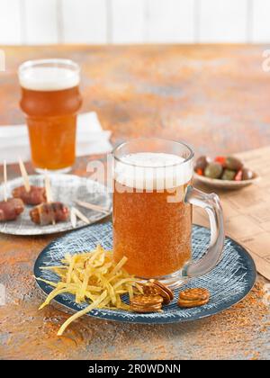 Atmosfera da aperitivo con tazze di birra Foto Stock