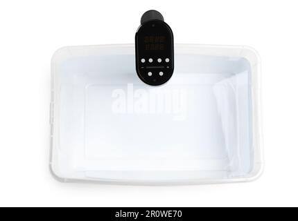 Circolatore a immersione termica in contenitore di plastica con acqua  isolata su bianco. Cucina sous vide Foto stock - Alamy