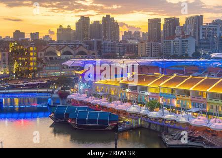 Vista aerea della città di Clarke Quay, skyline di Singapore al tramonto Foto Stock