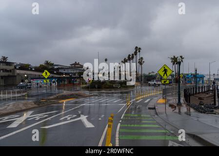 Santa Cruz Boardwalk e intorno al giorno dopo la tempesta di bomba, strade grigie e vuote, distruzione e alte maree. Foto Stock