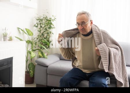 Primo piano faccia di triste uomo caucasico senior 80s si sente sconvolto e solitario in piedi in casa guardando lontano, concetto di solitudine, cura della casa di cura, senile Foto Stock
