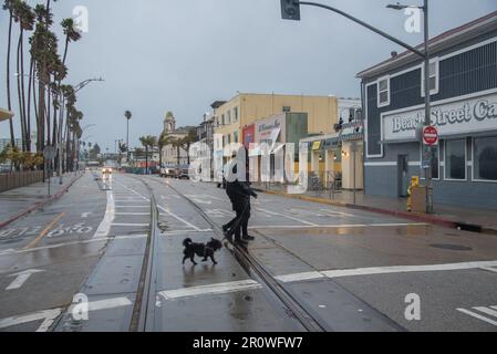 Santa Cruz Boardwalk e intorno al giorno dopo la tempesta di bomba, strade grigie e vuote, distruzione e alte maree. Foto Stock