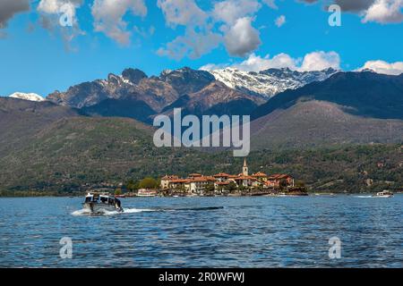 Vista sul Lago maggiore e sull'Isola dei pescatori come montagne sullo sfondo in Italia. Foto Stock