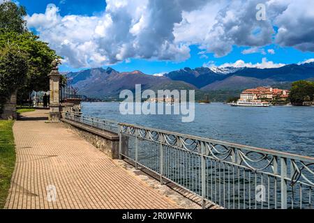 Passeggiata sul Lago maggiore come piccole isole e montagne sotto il bel cielo sullo sfondo in Piemonte, Italia settentrionale. Foto Stock