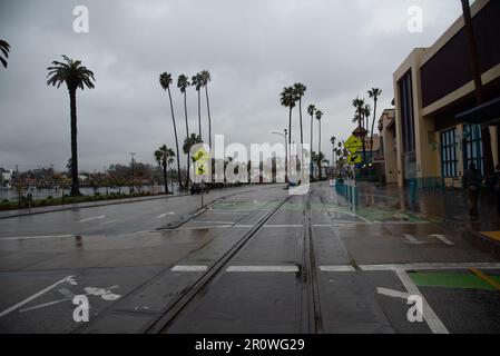 Santa Cruz Boardwalk e intorno al giorno dopo la tempesta di bomba, strade grigie e vuote, distruzione e alte maree. Foto Stock