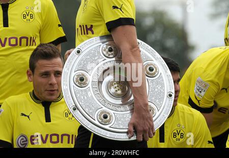 Dortmund, Germania. 31st luglio, 2012. Firo football soccer 1st Bundesliga 31 luglio 2012 sessione fotografica ufficiale BVB Borussia Dortmund stagione 2012/2013 caratteristica Sebastian Kehl, BVB, con il trofeo di campionato sotto il suo braccio, il trofeo arriva alla sessione fotografica credito: dpa/Alamy Live News Foto Stock