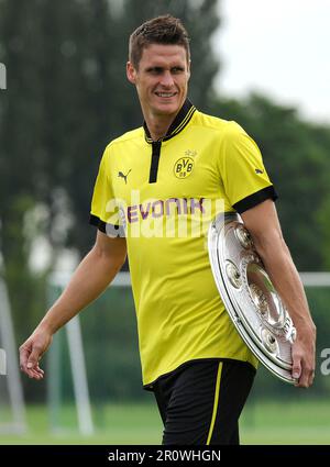 Dortmund, Germania. 31st luglio, 2012. Firo football soccer 1st Bundesliga 07/31/2012 sessione fotografica ufficiale BVB Borussia stagione Dortmund 2012/2013 Sebastian Kehl, BVB, con trofeo di campionato, il piatto arriva alla sessione fotografica Credit: dpa/Alamy Live News Foto Stock