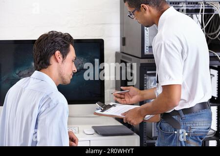 Stanza del server, uomo o tecnico con la ricevuta di scrittura della clipboard o parlare con un cliente circa il glitch di sicurezza cibernetica. Rete, database o contratto con un Foto Stock