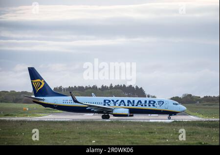 Aeroporto di Cork, Cork, Irlanda. 10th maggio, 2023. Un Ryanair Boeing 737 taxiis prima del decollo per Faro dall'aeroporto di Cork, Irlanda. - Credit; David Creedon / Alamy Live News Foto Stock