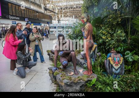 Londra, Regno Unito. 10th maggio, 2023. Conmuters stupito di vedere le foto di dispaly che scattano sul loro senso lavorare, di Johannes Stotter, a Londra Waterloo, e la sua illusione vivente di bodypainting del tabellone pubblicitario, per fare pubblicità al 'mondo di Jumanji' imminente a Chessington World of Adventures Resort. Credit: Paul Quezada-Neiman/Alamy Live News Foto Stock