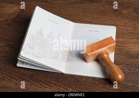 Ucraina, Lviv - 6 settembre 2022: Passaporto e visto timbro su tavolo di legno, primo piano Foto Stock