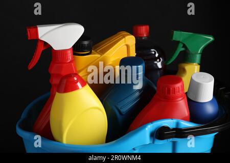 Secchio azzurro con prodotti per la pulizia dell'auto su fondo nero, primo piano Foto Stock