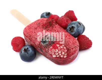 Saporito ghiaccio bacca pop isolato su bianco. Papsiclo di frutta Foto Stock