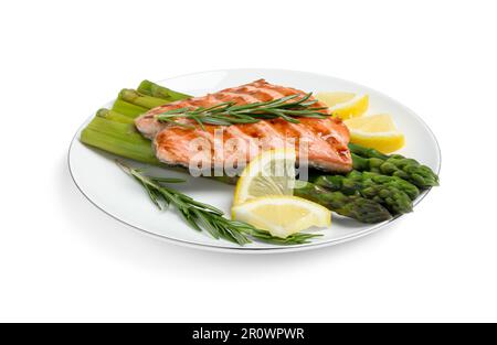 Gustoso salmone alla griglia con asparagi, limone e rosmarino su sfondo bianco Foto Stock