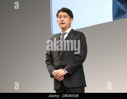 Tokyo, Giappone. 10th maggio, 2023. Il gigante giapponese dell'automobile Toyota Motor president Koji Sato si scusa per i falsi dati dei test di collisione della sua controllata Daihatsu Motor in occasione di una conferenza stampa tenutasi a Tokyo mercoledì 10 maggio 2023. Toyota ha anche annunciato il risultato finanziario per il suo anno fiscale conclusosi a marzo. (Foto di Yoshio Tsunoda/AFLO) Foto Stock