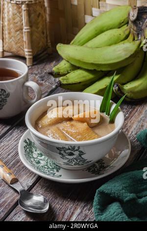 Dolce Malese persone chiamate Pengat Pisang e indonesiano persone chiamate Kolak Pisang Ubi. E' fatto di banana e latte di cocco. Foto Stock