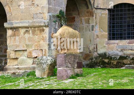 La scultura di bisonte di Jesús otero Plaza de Ramón y Pelayo Santillana del Mar Cantabria Spagna Foto Stock