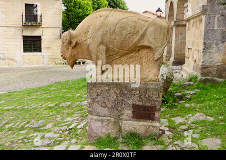 La scultura di bisonte di Jesús otero Plaza de Ramón y Pelayo Santillana del Mar Cantabria Spagna Foto Stock