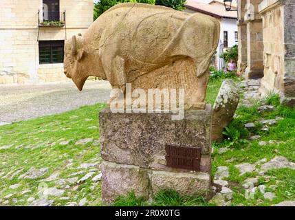 La scultura di bisonte di Jesús otero Plaza de Ramón y Pelayo Santillana del Mar Cantabria Spagna Foto Stock