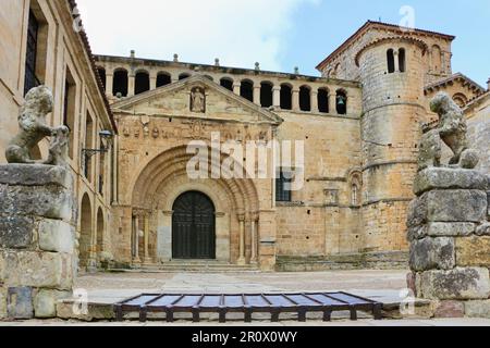 Facciata e ingresso alla chiesa di architettura romanica del 12th ° secolo della Colegiata Santa Juliana Santillana del Mar Cantabria Spagna Foto Stock