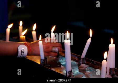 6 maggio 2015: Djerba, Tunisia. 09 maggio 2023. Ebrei tunisini e pellegrini celebrano la festa religiosa ebraica di Lag BaOmer presso l'antica sinagoga di Ghriba sull'isola tunisina di Djerba. Pellegrini da tutto il mondo visitano la famosa sinagoga di Ghriba durante l'annuale festival ebraico, che segna 33 giorni dopo l'inizio della Pasqua ebraica (Credit Image: © Abdelwaheb Omar/IMAGESLIVE via ZUMA Press Wire) SOLO PER USO EDITORIALE! Non per USO commerciale! Foto Stock