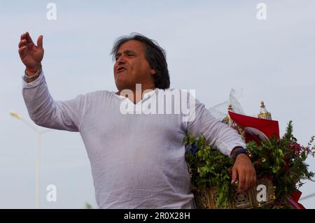 6 maggio 2015: Djerba, Tunisia. 09 maggio 2023. Ebrei tunisini e pellegrini celebrano la festa religiosa ebraica di Lag BaOmer presso l'antica sinagoga di Ghriba sull'isola tunisina di Djerba. Pellegrini da tutto il mondo visitano la famosa sinagoga di Ghriba durante l'annuale festival ebraico, che segna 33 giorni dopo l'inizio della Pasqua ebraica (Credit Image: © Abdelwaheb Omar/IMAGESLIVE via ZUMA Press Wire) SOLO PER USO EDITORIALE! Non per USO commerciale! Foto Stock