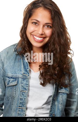 Shes positivamente casual. Studio shot di una donna attraente che posa su uno sfondo bianco. Foto Stock