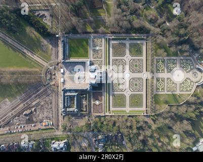 Sperimentate l'opulenta grandezza di Paleis Het Loo da una vista dall'alto con la stupefacente fotografia aerea dei droni che catturano lo squisito palazzo Foto Stock