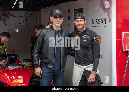 Monaco, Monaco. 06th maggio, 2023. L'attore francese Gad Elmaleh prende la posa con il pilota del team Nissan di Formula e Norman NATO durante il 2023 Monaco FIA ABB Formula e World Championship a Monaco il 06 giugno 2023. Foto di Laurent Coust/ABACAPRESS.COM Credit: Abaca Press/Alamy Live News Foto Stock