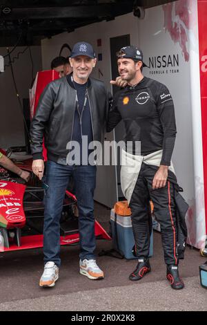 Monaco, Monaco. 06th maggio, 2023. L'attore francese Gad Elmaleh prende la posa con il pilota del team Nissan di Formula e Norman NATO durante il 2023 Monaco FIA ABB Formula e World Championship a Monaco il 06 giugno 2023. Foto di Laurent Coust/ABACAPRESS.COM Credit: Abaca Press/Alamy Live News Foto Stock