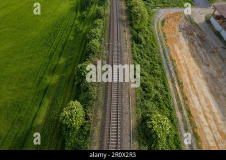 Volo su binari ferroviari, vista dall'alto. Binari ferroviari linea ferroviaria treno ferroviario aereo foto panoramica viaggio Foto Stock