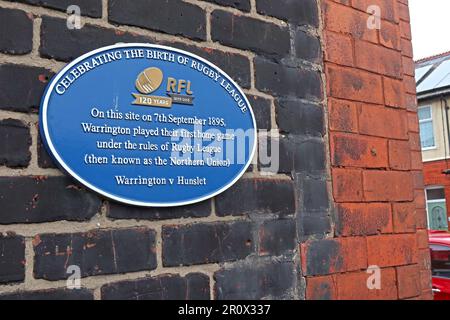Celebrare la nascita della lega di rugby - Blue Plaque in Fletcher Street -RFL Warrington v Hunslet 1895, Fletcher Street, Warrington,Cheshire,UK,WA4 6PY Foto Stock
