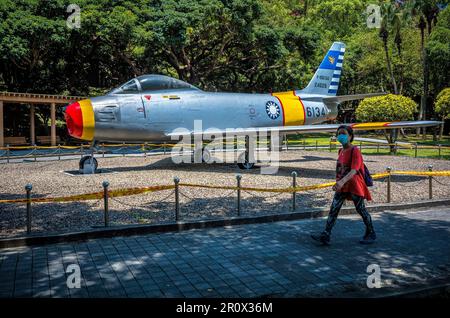 Taipei. 10th maggio, 2023. Nord America F-86 Sabre, il Sabrejet, un aereo da combattimento a reazione transonico esposto nel parco di fronte al Grand Hotel di Taipei, Taiwan il 10/05/2023 da Wiktor Dabkowski Credit: dpa/Alamy Live News Foto Stock