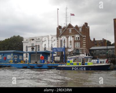 Ho incontrato la polizia di polizia Marina a Wapping, Londra dal Tamigi Foto Stock