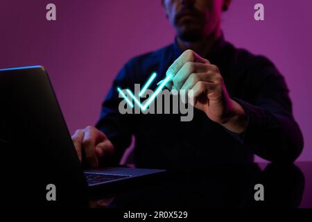 Uomo d'affari che tocca l'icona virtuale, colorata al neon, digitale. Operazioni di finitura. Sviluppo di un comodo servizio online per l'utilizzo da parte dei clienti Foto Stock