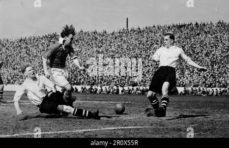 Associazione calcio foto, Western Mail ed Echo, aprile 21st 1951. Un colpo d'azione dalla partita tra Cardiff City e Luton Town, a Ninian Park. Città vinta 2-1. La foto mostra Cardiff George Edwards scattando uno scatto, che è stato bloccato. Foto Stock